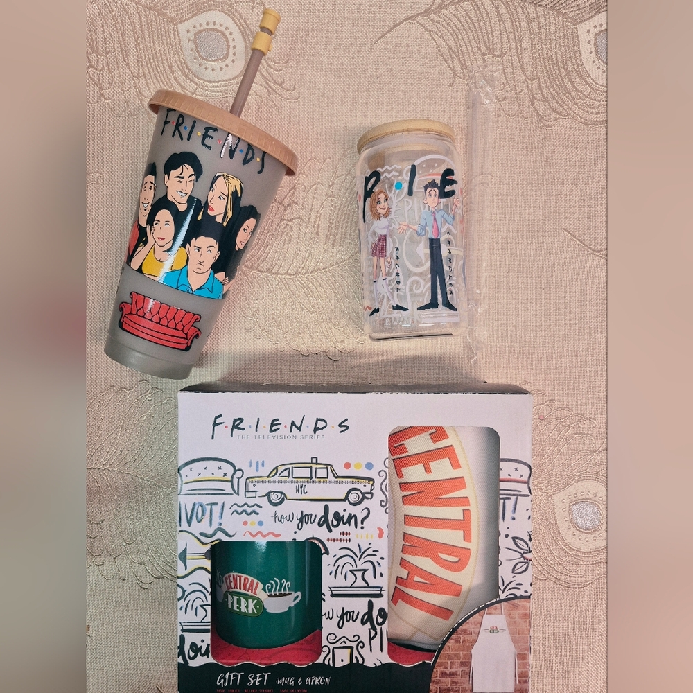 FRIENDS Central Perk Green Mug, White Apron, Plus 2 Tumblers Set